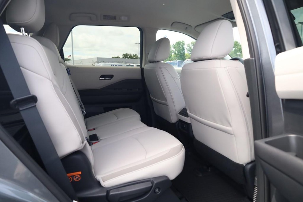 Nissan Pathfinder Vehicle Full-screen Gallery Image 22