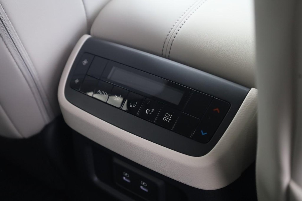 Nissan Pathfinder Vehicle Full-screen Gallery Image 23