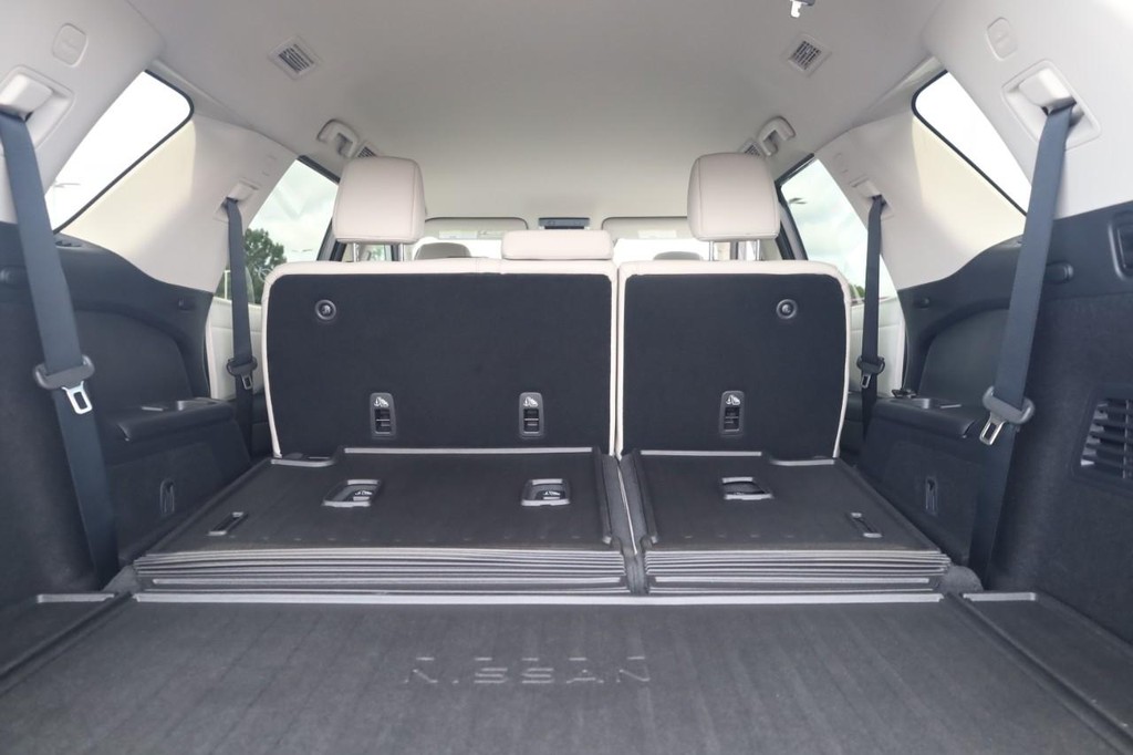 Nissan Pathfinder Vehicle Full-screen Gallery Image 24