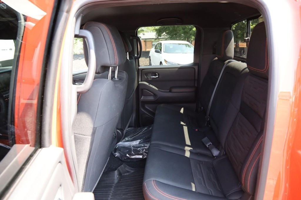 Nissan Frontier Vehicle Image 09