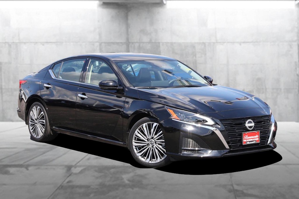 Nissan Altima Vehicle Full-screen Gallery Image 2