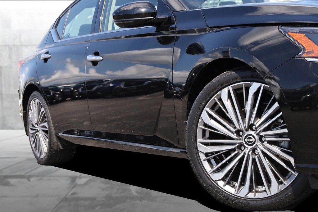 Nissan Altima Vehicle Full-screen Gallery Image 3
