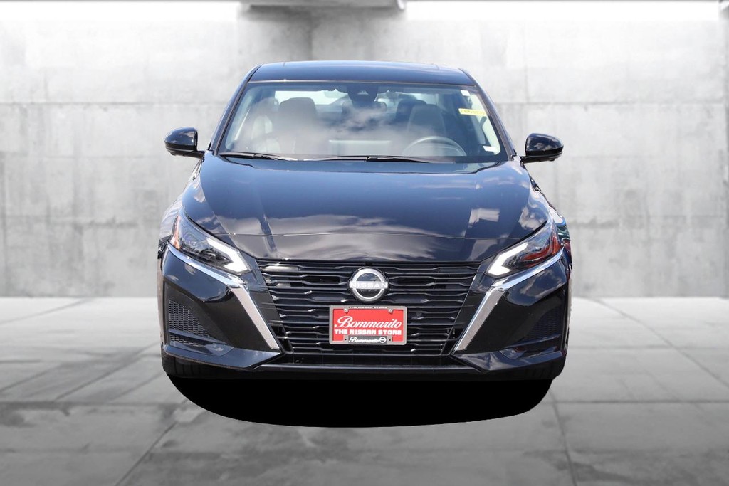 Nissan Altima Vehicle Full-screen Gallery Image 4