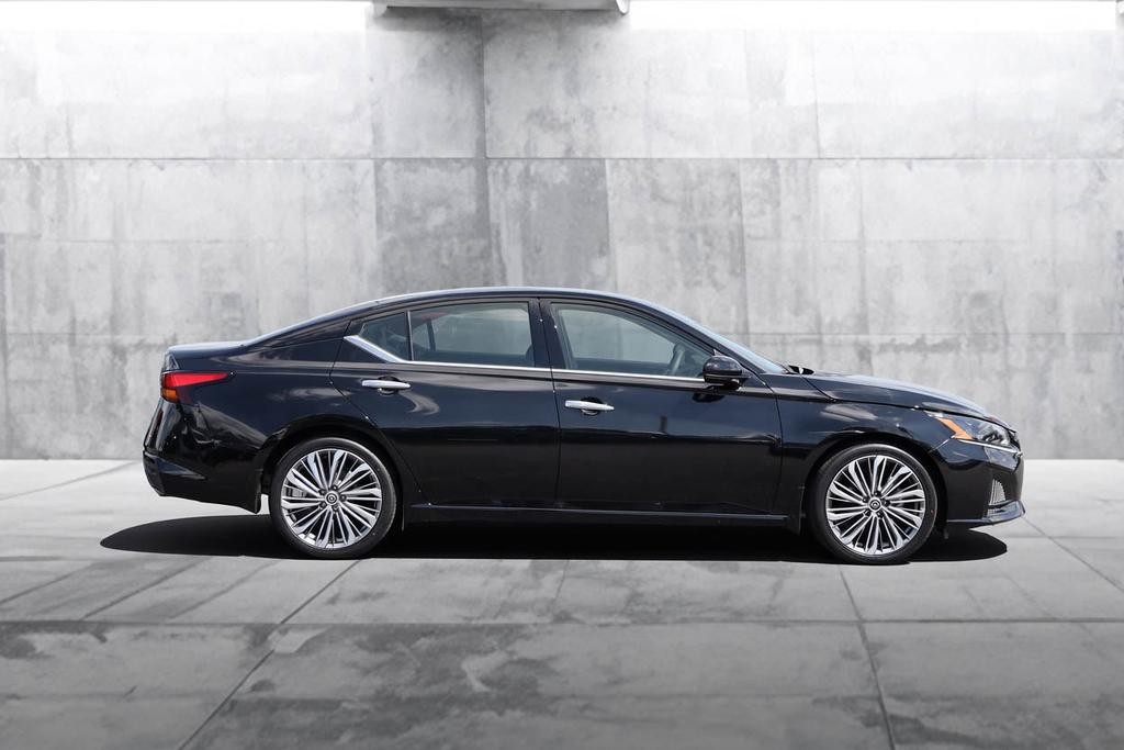Nissan Altima Vehicle Full-screen Gallery Image 5