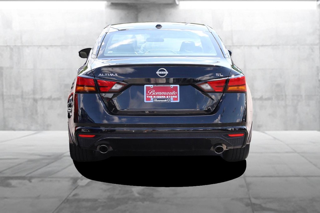 Nissan Altima Vehicle Full-screen Gallery Image 6