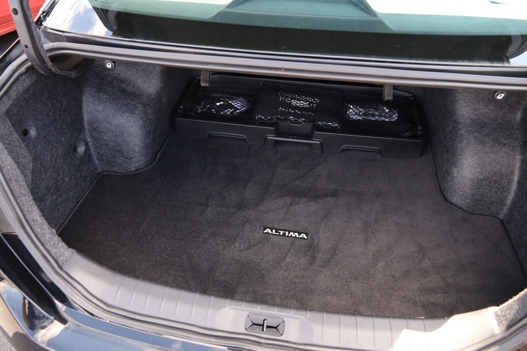 Nissan Altima Vehicle Full-screen Gallery Image 7