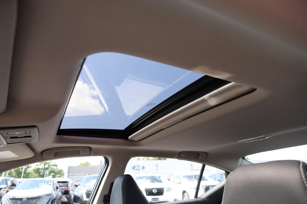 Nissan Altima Vehicle Full-screen Gallery Image 8