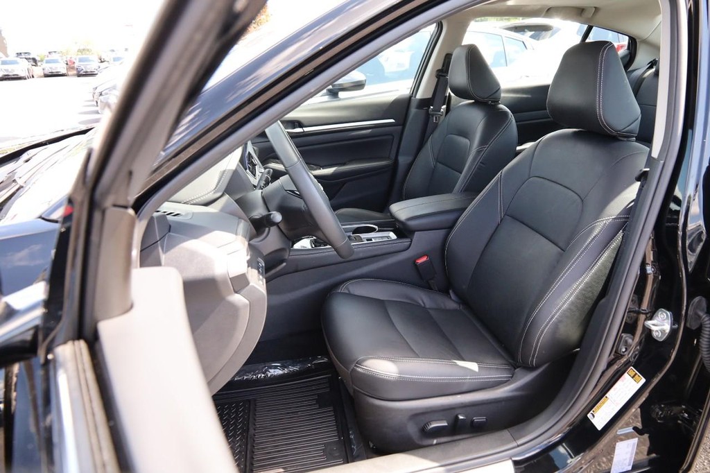 Nissan Altima Vehicle Full-screen Gallery Image 9