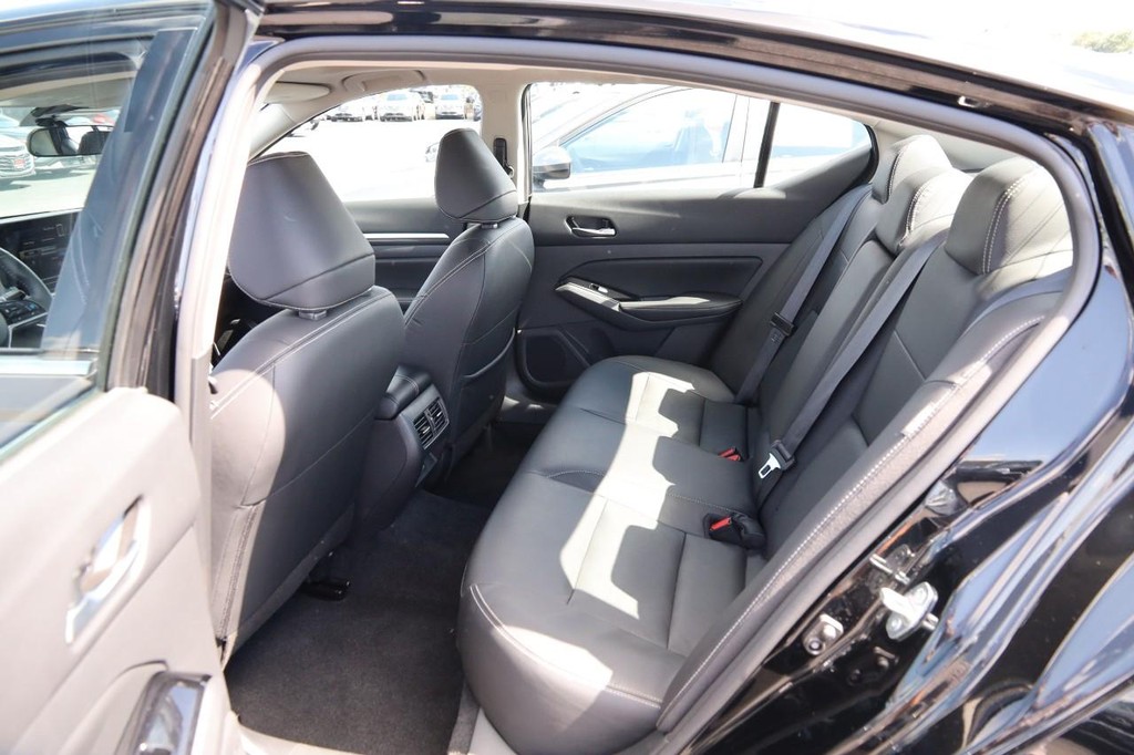 Nissan Altima Vehicle Full-screen Gallery Image 10