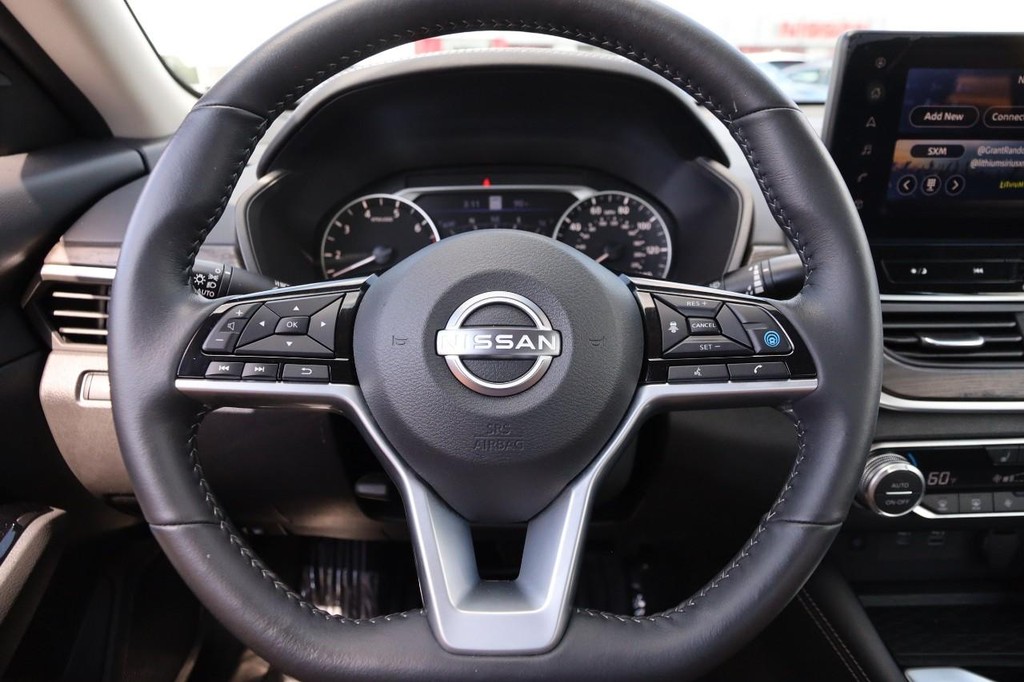 Nissan Altima Vehicle Full-screen Gallery Image 11