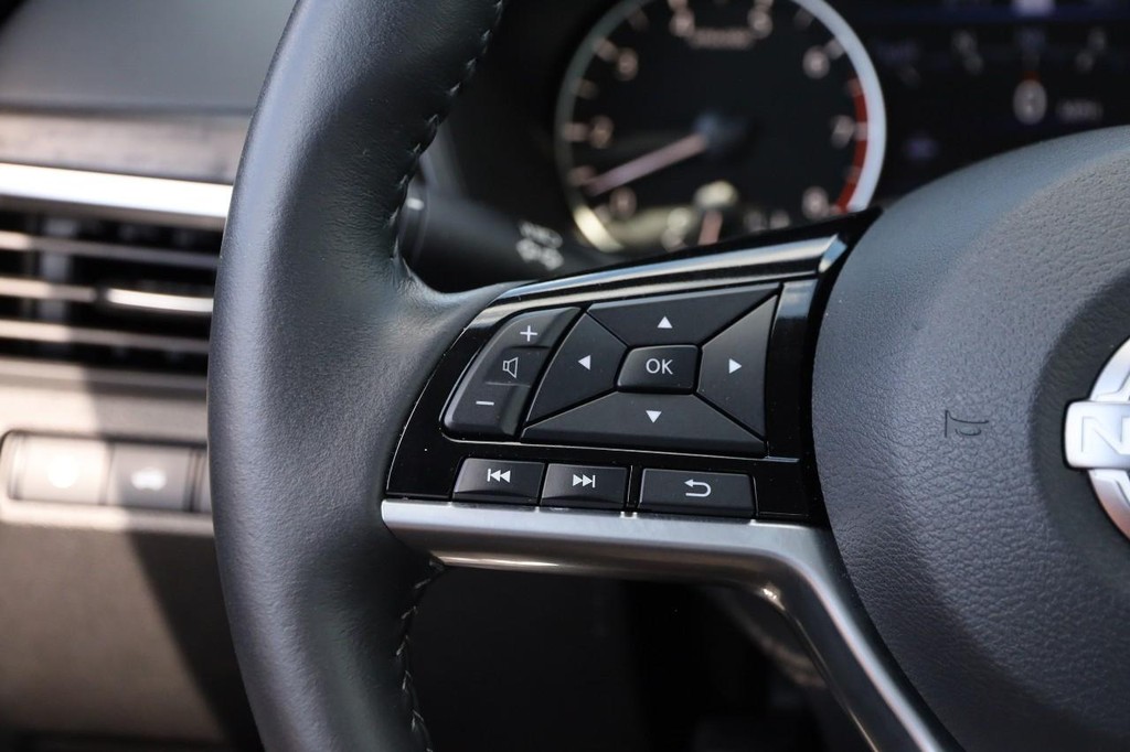Nissan Altima Vehicle Full-screen Gallery Image 12