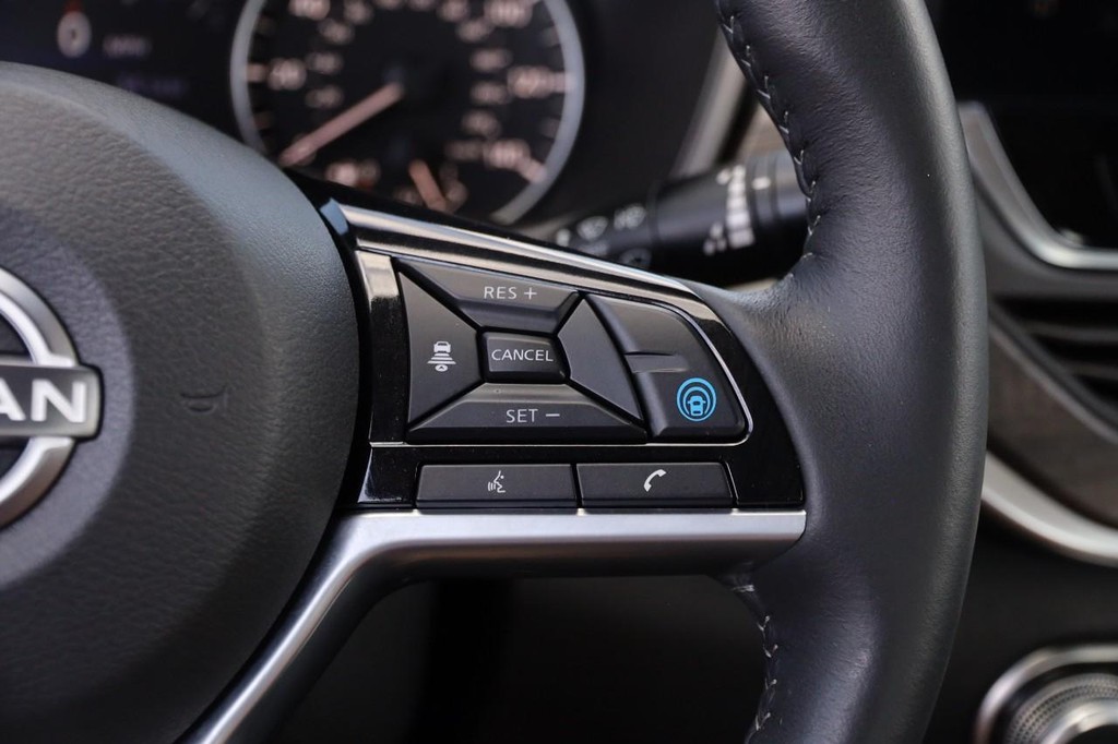 Nissan Altima Vehicle Full-screen Gallery Image 13