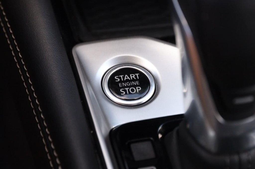 Nissan Altima Vehicle Full-screen Gallery Image 15