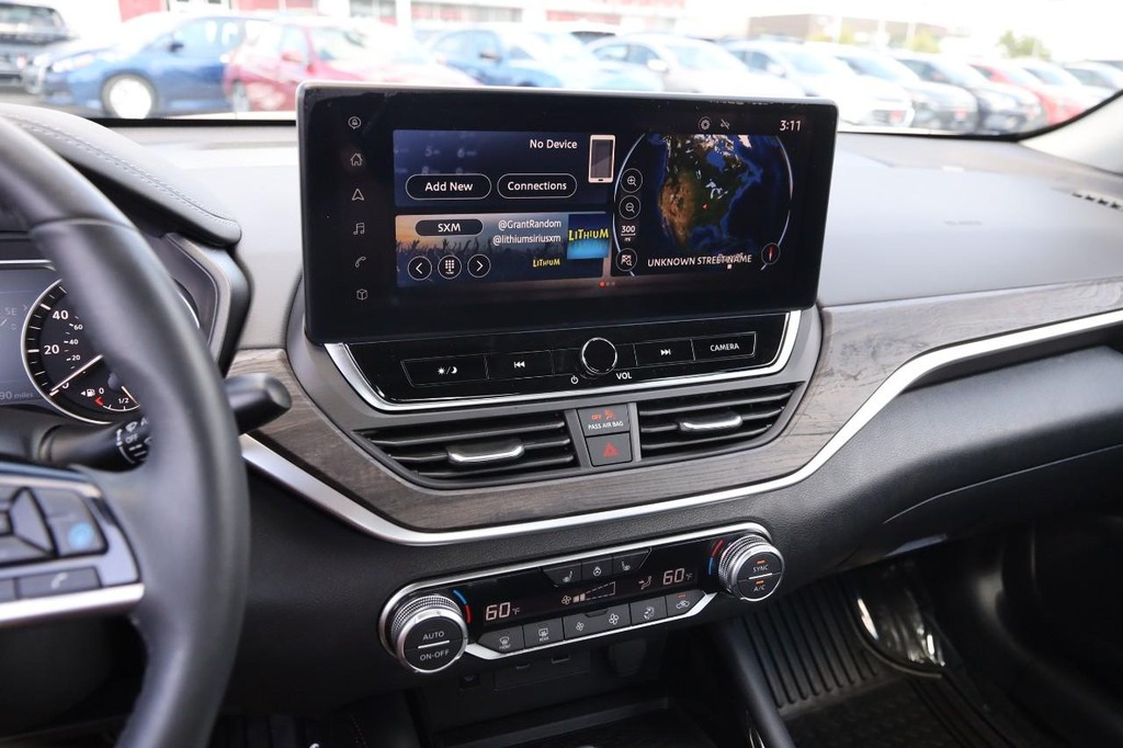 Nissan Altima Vehicle Full-screen Gallery Image 16