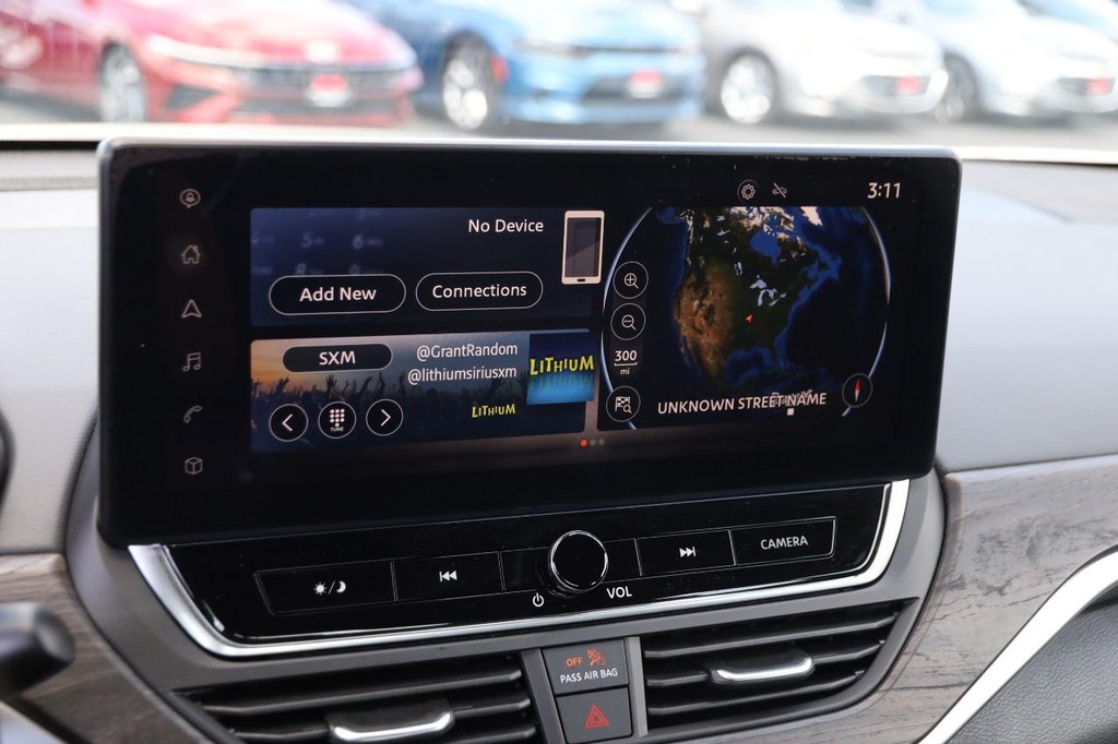 Nissan Altima Vehicle Full-screen Gallery Image 17