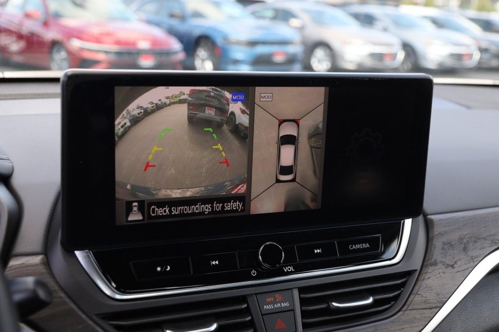 Nissan Altima Vehicle Full-screen Gallery Image 18