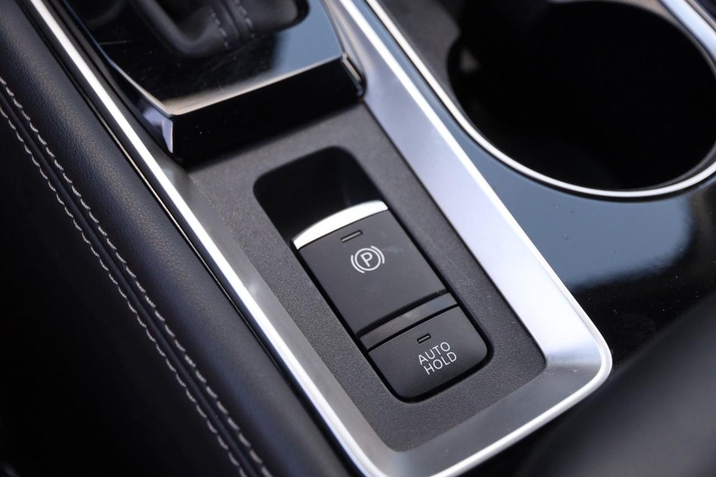 Nissan Altima Vehicle Full-screen Gallery Image 21