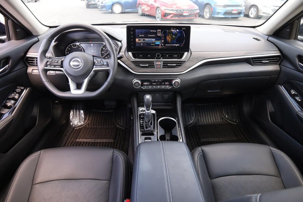 Nissan Altima Vehicle Full-screen Gallery Image 23