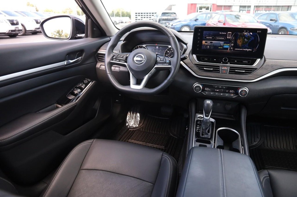 Nissan Altima Vehicle Full-screen Gallery Image 24
