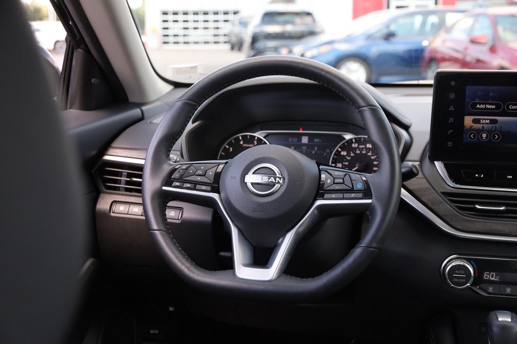 Nissan Altima Vehicle Full-screen Gallery Image 25