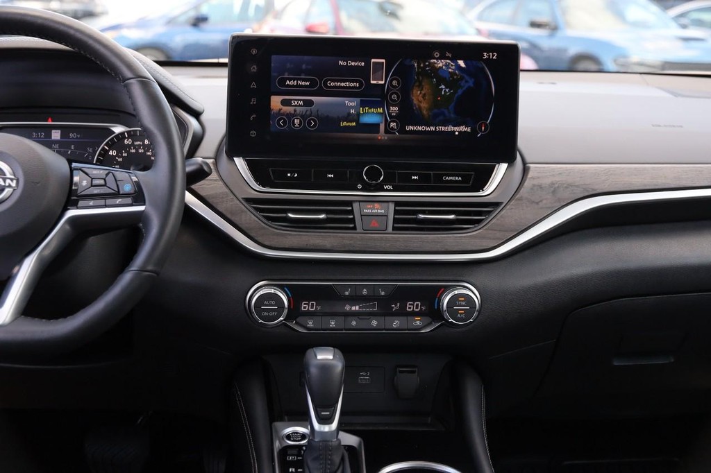 Nissan Altima Vehicle Full-screen Gallery Image 26