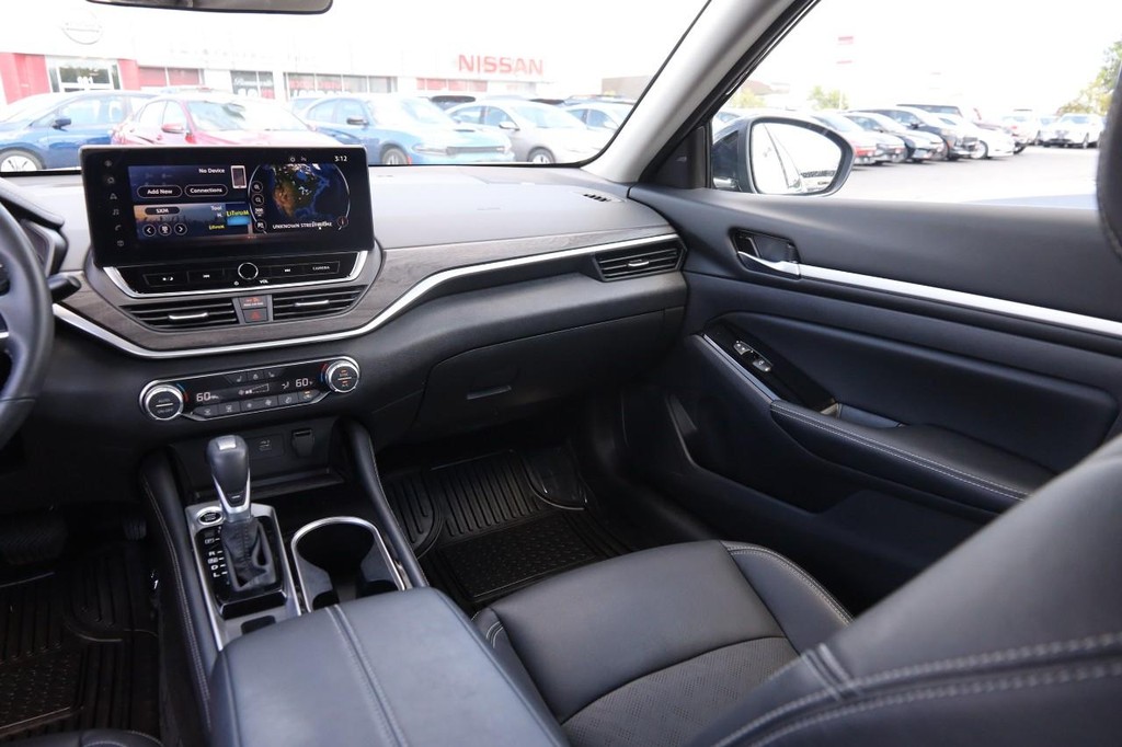 Nissan Altima Vehicle Full-screen Gallery Image 27