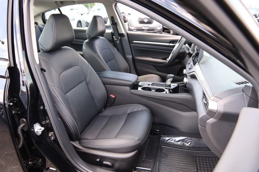 Nissan Altima Vehicle Full-screen Gallery Image 28