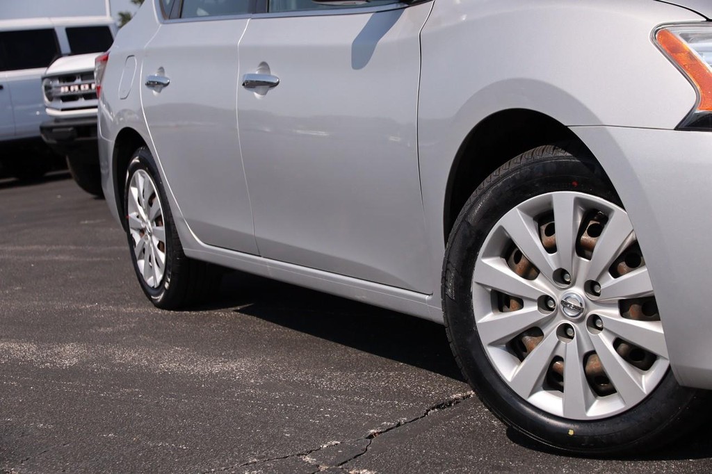 Nissan Sentra Vehicle Image 03