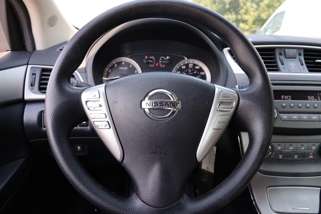 Nissan Sentra Vehicle Image 10