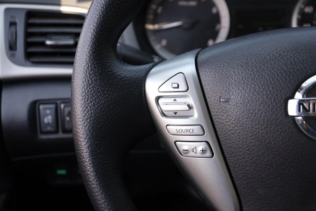 Nissan Sentra Vehicle Image 11