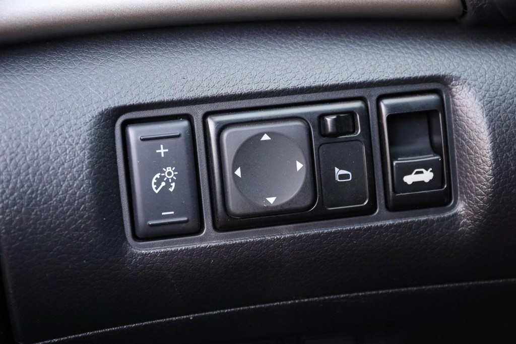 Nissan Sentra Vehicle Image 18