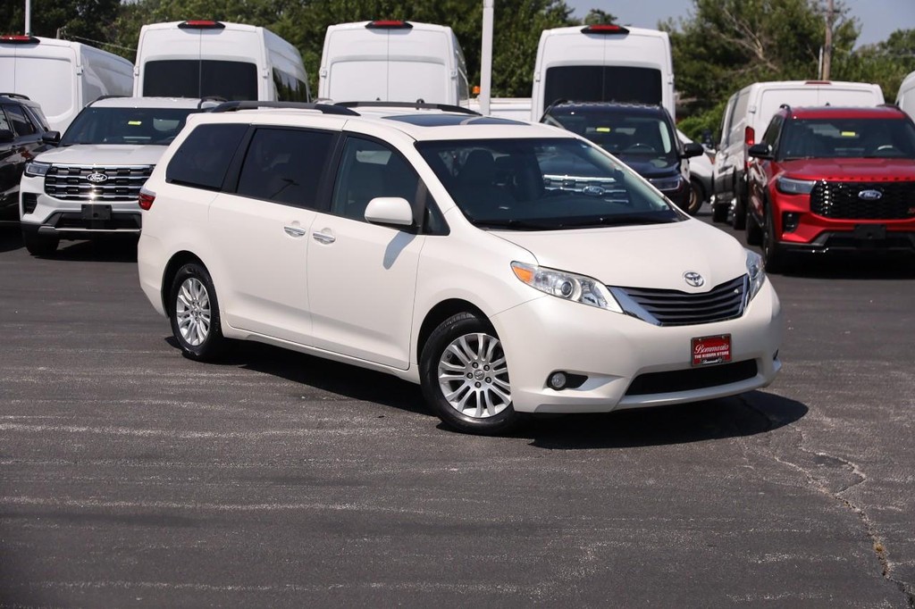 Toyota Sienna Vehicle Full-screen Gallery Image 2