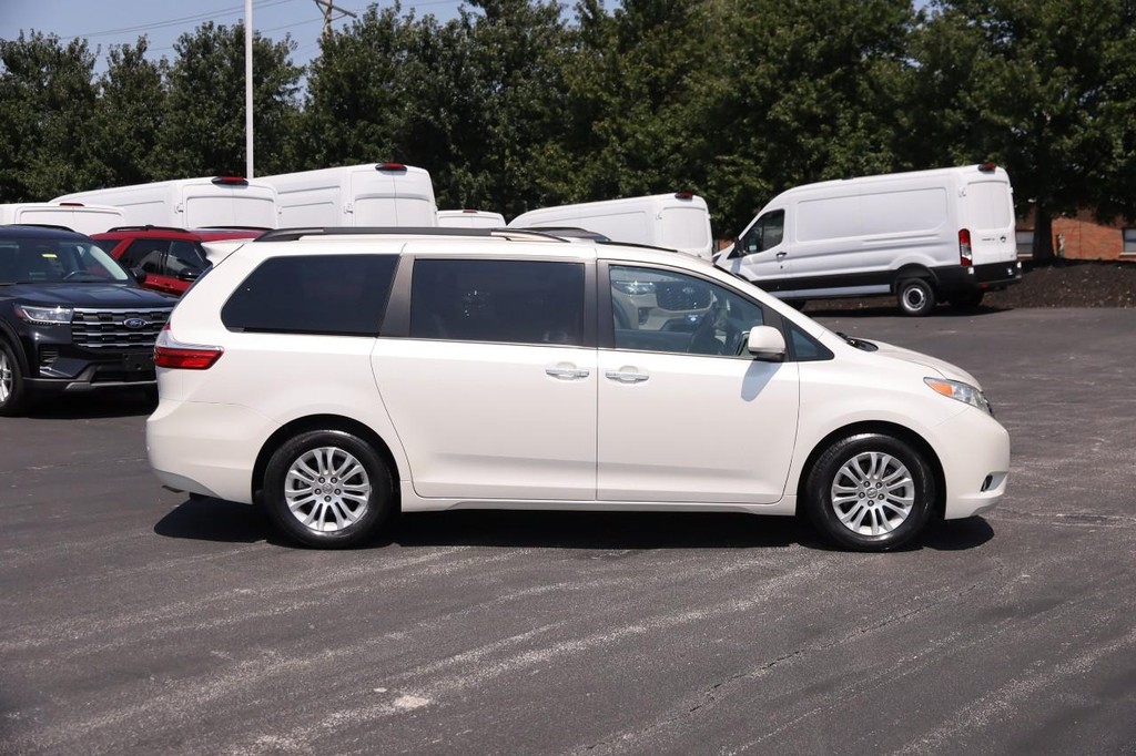 Toyota Sienna Vehicle Full-screen Gallery Image 5