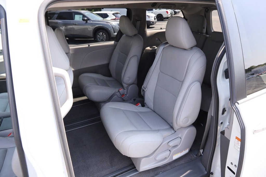Toyota Sienna Vehicle Full-screen Gallery Image 11