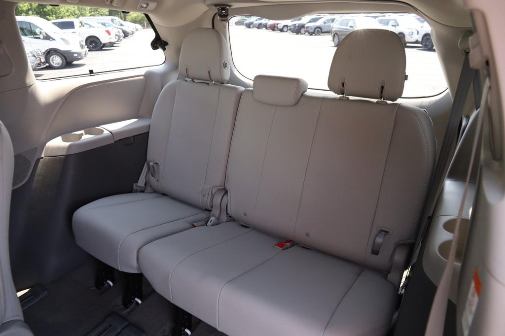 Toyota Sienna Vehicle Full-screen Gallery Image 12
