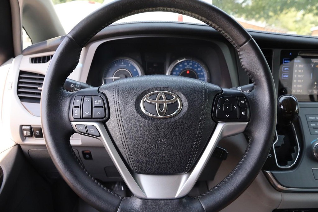 Toyota Sienna Vehicle Full-screen Gallery Image 13