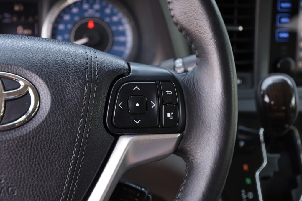 Toyota Sienna Vehicle Full-screen Gallery Image 15