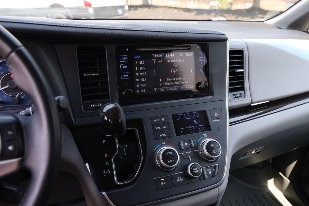 Toyota Sienna Vehicle Full-screen Gallery Image 17