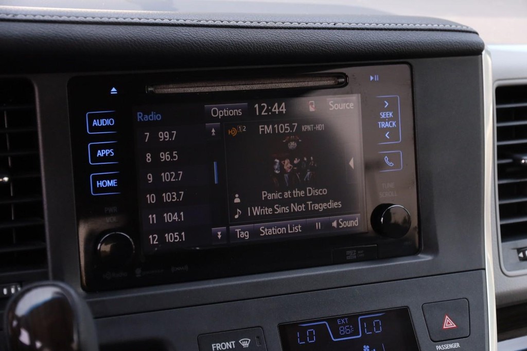 Toyota Sienna Vehicle Full-screen Gallery Image 18