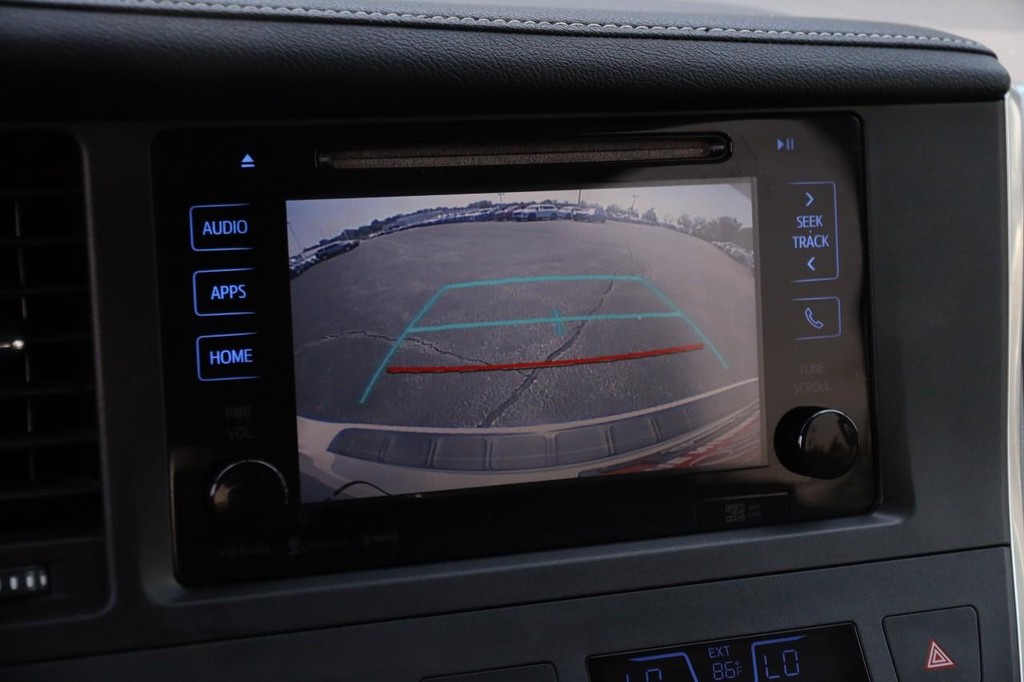 Toyota Sienna Vehicle Full-screen Gallery Image 19