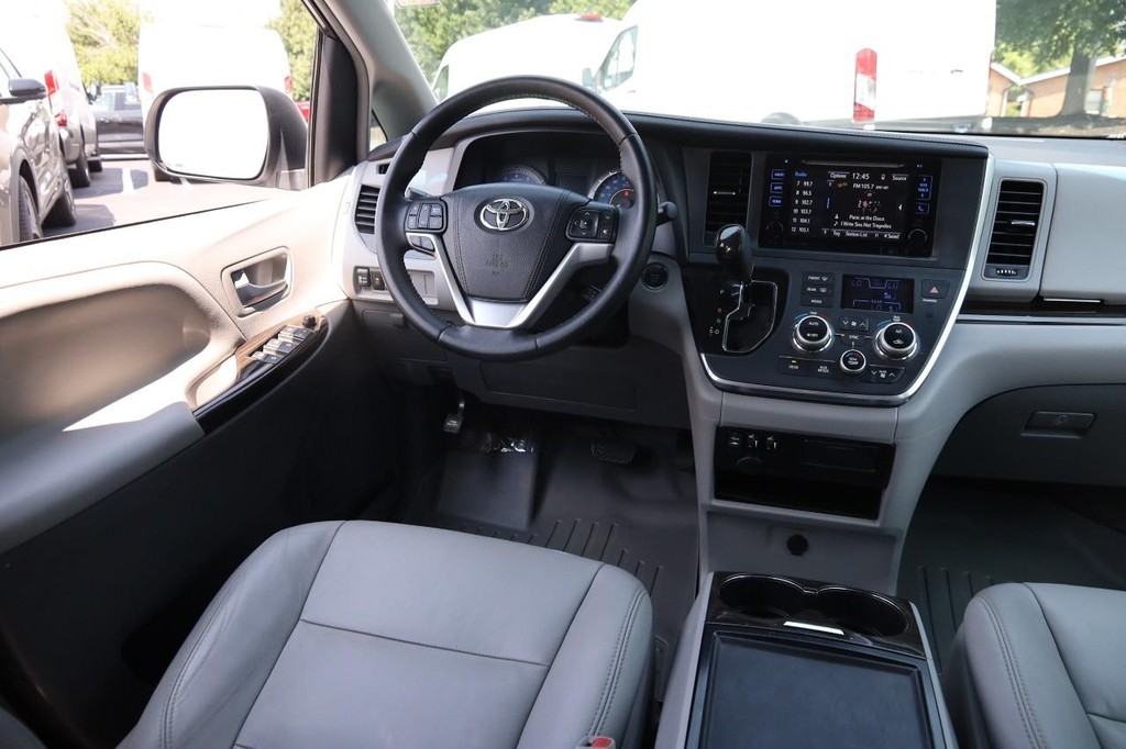 Toyota Sienna Vehicle Full-screen Gallery Image 24