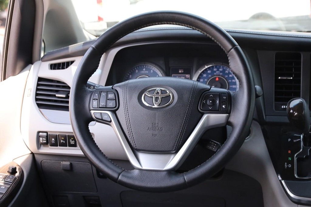 Toyota Sienna Vehicle Full-screen Gallery Image 25