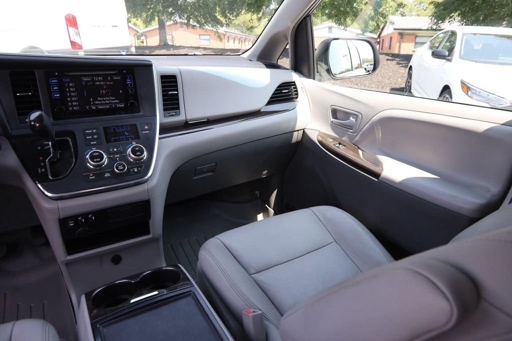 Toyota Sienna Vehicle Full-screen Gallery Image 27
