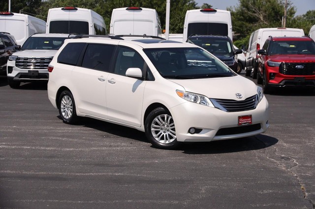 Toyota Sienna Vehicle Image 02