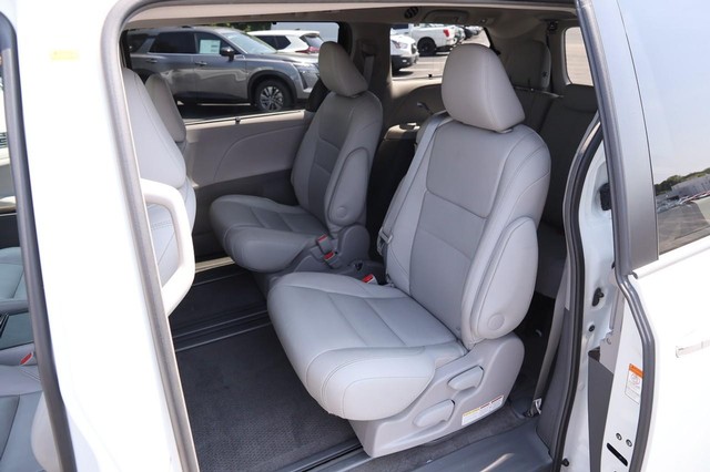 Toyota Sienna Vehicle Image 11