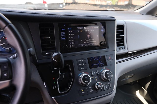 Toyota Sienna Vehicle Image 17