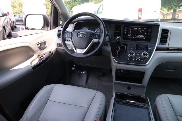 Toyota Sienna Vehicle Image 24
