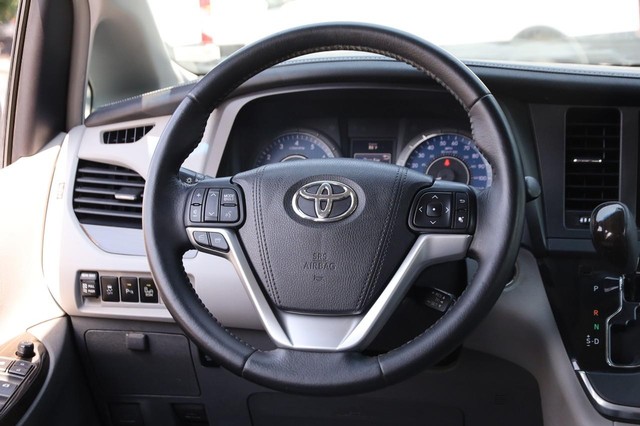 Toyota Sienna Vehicle Image 25
