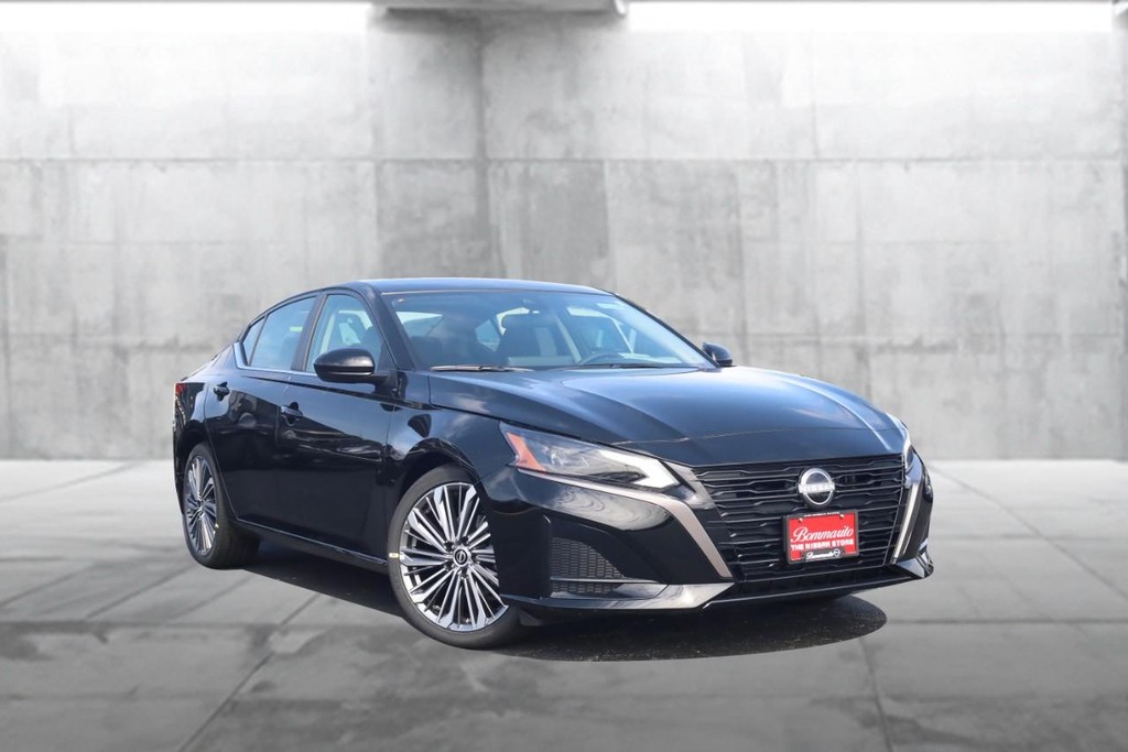 Nissan Altima Vehicle Full-screen Gallery Image 2