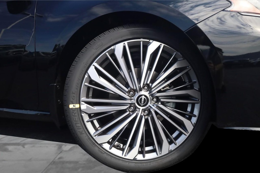 Nissan Altima Vehicle Full-screen Gallery Image 3